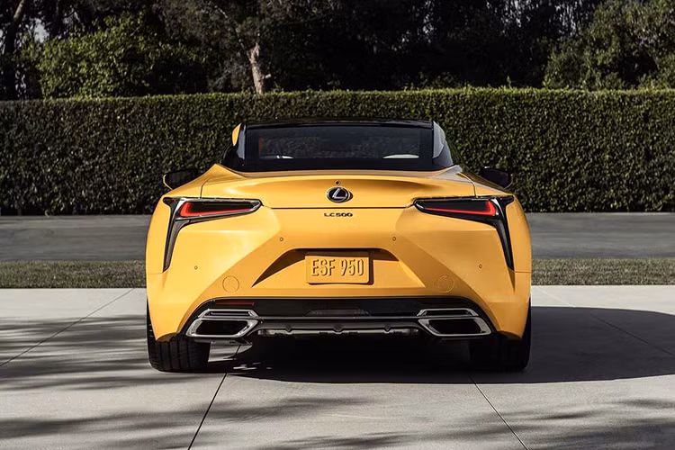 Không có thay đổi nào ở hệ truyền động của Lexus LC 500 Inspiration Series, mẫu Coupe hạng sang phiên bản giới hạn vẫn được trang bị khối động cơ xăng V8, dung tích 5.0 lít, hút khí tự nhiên, 32 van, sản sinh công suất tối đa 471 mã lực tại vòng tua máy 7.100 vòng/phút và mô-men xoắn cực đại 540 Nm tại vòng tua máy 4.800 vòng/phút.