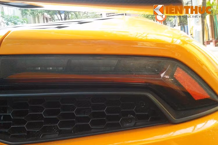 Siêu xe Lamborghini Huracan sử dụng ộng cơ V10, 5.2L, công suất 610 mã lực tại 8.250 vòng/phút và mô-men xoắn cực đại 560 Nm tại 6.500 vòng/phút, có thể tăng tốc từ 0 lên 100 km/h trong 3,2 giây, từ 0 lên 200 km/h trong 9,9 giây, trước khi đạt vận tốc tối đa 325 km/h.