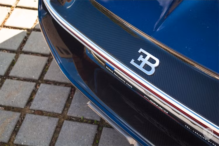 Hiện chưa rõ mức giá siêu xe Bugatti Chiron đầu tiên cập bến Campuchia sẽ khoảng bao nhiêu. Chỉ biết rằng, tại thị trường nước ngoài, siêu phẩm này có giá khởi điểm lên tới 2,5 triệu đô la (tương đương 58,2 tỷ đồng).