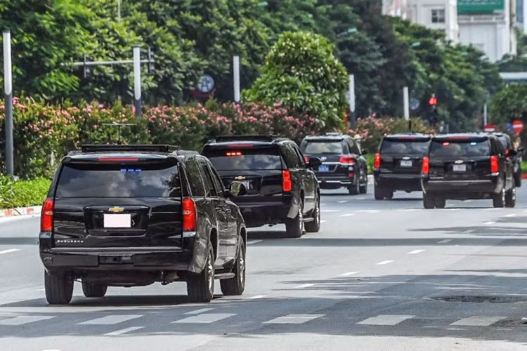Chevrolet Suburban sở hữu bộ giáp cứng vòng ngoài, giúp đoàn xe bảo vệ phát hiện và khắc phục những lỗ hổng an ninh tiềm ẩn. Trong đó, luôn có ít nhất một chiếc chạy phía trước và sau xe chở lãnh đạo. Nó đóng vai trò phát hiện, cản phá hoặc tung hỏa mù nếu phát hiện có tấn công bằng bom, mìn hoặc tên lửa.