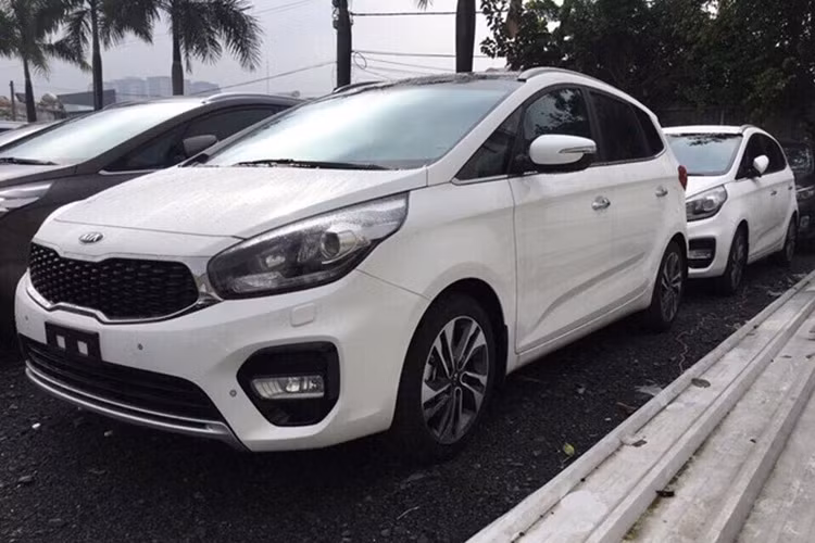 Mẫu xe MPV 7 chỗ ngồi sẽ tiếp tục được KIA Thaco lắp ráp tại Việt Nam, các cấu hình động cơ sẽ không thay đổi, tuy nhiên các trang bị bên trong sẽ có một chút điều chỉnh ở phiên bản sử dụng động cơ dầu theo hướng đầy đủ và tiện nghi hơn.
