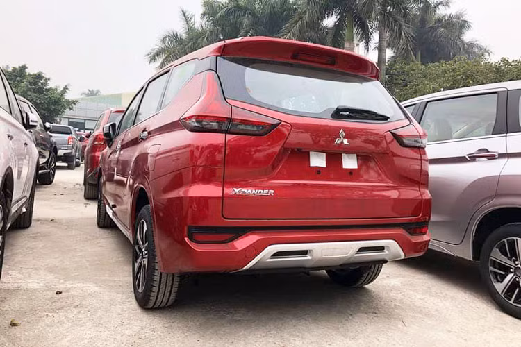 Mitsubishi Việt Nam đang phân phối mẫu MPV Xpander với 4 màu sắc cơ bản bao gồm Đen, Trắng, Nâu và Bạc. Như vậy, nhiều khả năng chỉ trong một thời gian ngắn sắp tới, Mitsubishi Việt Nam sẽ chính thức đưa "lên kệ" màu sơn đỏ này. Hiện giá xe Mitsubishi Xpander 2018 bản số sàn là 550 triệu đồng và số tự động là 650 triệu đồng ở Việt Nam.