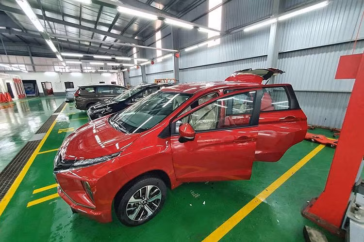 Phần đầu xe, các thanh nẹp mạ chrome chạy viền dưới các đèn pha và bao quanh mặt ca-lăng xe tạo thành hình chữ X. Một điểm nhấn khác là thiết kế đèn định vị của Mitsubishi Xpander mới được đặt lên cao kiểu “mắt hí”, trong khi đèn pha được đẩy xuống thấp.