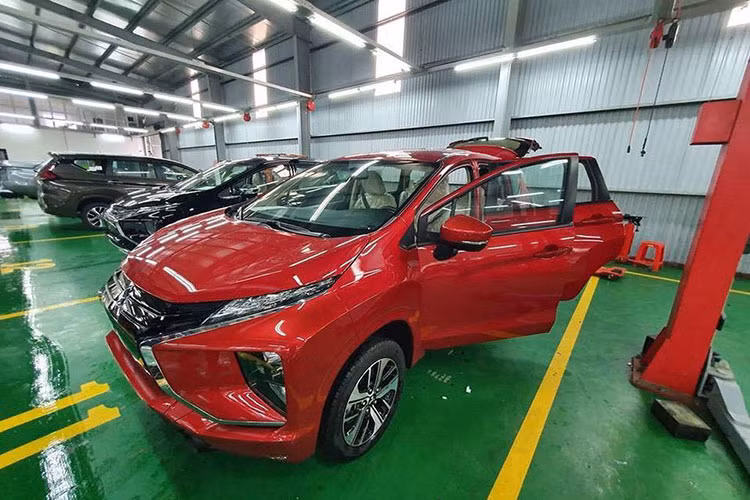 Cũng theo những hình ảnh chụp lại này có thể nhận thấy, ngoài màu sơn đỏ lạ mắt mà vốn không có trong catalog bảng màu cơ bản của Xpander thì về thiết kế ngoại thất hay các trang bị thì chiếc xe màu đỏ này giống hệt với các phiên bản màu sắc khác.