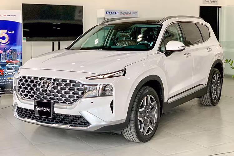Hyundai SantaFe là mẫu xe cuối cùng góp mặt trong top 10 xe bán chạy nhất tháng 9 với doanh số 998 xe. Hyundai SantaFe thế hệ mới ra mắt vào tháng 5/2021, được TC Motor lắp ráp trong nước với 2 lựa chọn động cơ: 2.2L diesel và 2.5L máy xăng, cho ra tất cả 6 phiên bản, đi kèm hộp số tự động 6 cấp.