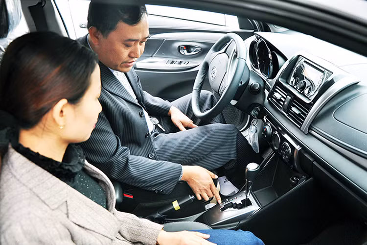 Khi chiếc xe dừng lại hoặc tạm ngừng hoạt động thì nên tắt động cơ để nhằm giảm hao phí nhiên liệu vô ích. Tránh việc hâm nóng động cơ quá lâu và tránh việc để động cơ chạy một cách nhàn rỗi. Nhiều người có thói quen dừng đèn đỏ vẫn để máy nổ, tuy nhiên nếu đèn đỏ kéo dài trên 30 giây bạn nên tắt máy để không bị lãng phí nhiên liệu.