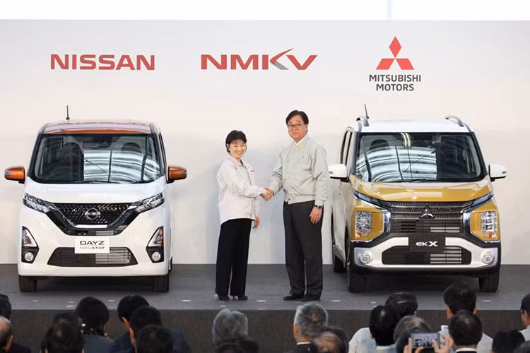 Mẫu xe giá rẻ Mitsubishi eK X là thành viên mới nhất trong đội hình xe đô thị của hãng xe . Chiếc xe được thiết kế rất giống với mẫu Xpander, nhưng lại có kích thước nhỏ hơn. eK X chỉ dài 3,4 mét; rộng 1,48 mét; cao 2 mét và chiếc xe này chỉ có đúng 4 chỗ vừa vặn cho 4 người.