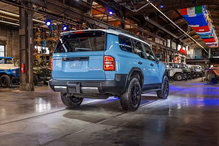 Tình trạng kênh giá thường xuyên xảy ra đối với những dòng xe Toyota được khách hàng ưa chuộng. Land Cruiser bản cũ (ra mắt 8/2021) cũng bị đại lý nâng giá do nguồn cung hạn chế. Khách mua xe Land Cruiser Prado thời điểm đó phải chi khoản chênh từ 700 triệu đến hơn 1 tỷ đồng.