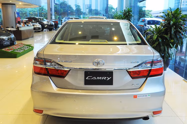 Tại một vài đại lý như Toyota Mỹ Đình và Thanh Xuân, Camry đang được giảm giá 50 triệu đồng, khiến mẫu sedan hạng D này chỉ còn giá bán từ 947 triệu đồng đến 1,252 tỷ đồng. Tuy nhiên tại Toyota Hoàn Kiếm, mẫu xe này được ưu đãi giảm giá ít hơn, chỉ 30 triệu đồng các phiên bản, khiến giá Toyota Camry tại đây dao động từ 967 triệu đồng đến 1,272 tỷ đồng.