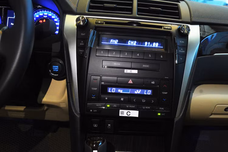 Kích thước của Toyota Camry 2017 phiên bản nâng cấp mới tại Việt Nam này không thay đổi nhiều so với trước, cụ thể chiều dài tổng thể 4.850 mm, rộng 1.825 mm, cao 1.470 mm và chiều dài cơ sở 2.775 mm. Khoảng sáng gầm 150 mm, dung tích bình xăng 65 lít và bán kính quay 5,5 m.