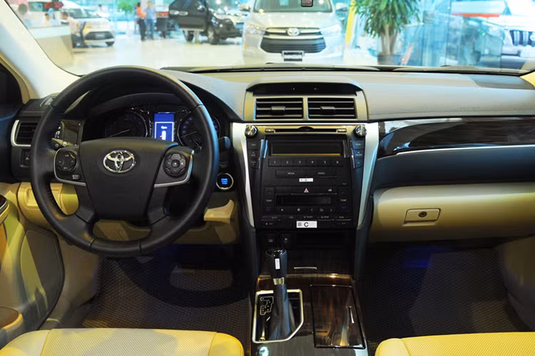Mẫu xe sedan Toyota Camry 2017 vừa chính thức được giới thiệu tại thị trường Việt vào đầu tháng 10/2017 vừa qua. Camry phiên bản cải tiến 2017 vẫn duy trì 3 phiên bản: 2.5Q, 2.5G và 2.0E cùng một số thay đổi về thiết kế nội ngoại thất, cũng như có giá bán "dễ chịu" hơn rất nhiều so với các phiên bản từng được Toyota Việt Nam bán ra trước đây.