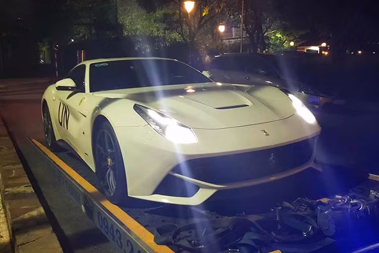 Sau những công đoạn cuối cùng, chiếc siêu xe Ferrari F12 Berlinetta đã chính thức lên xe cứu hộ và về garage xe của ông Đặng Lê Nguyên Vũ vào tối 29/10 vừa qua. Nhưng đến nay, mới có hình ảnh chính thức về việc bàn giao xe Ferrari F12 Berlinetta cho doanh nhân này.