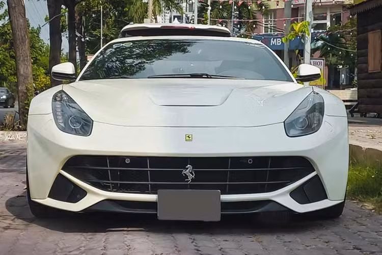 Động cơ kết hợp cùng hộp số ly hợp kép 7 cấp với thời gian sang số cực nhanh, nhờ đó, siêu xe Ferrari F12 Berlinetta của ông Vũ mới bổ sung vào garage xe chỉ mất khoảng thời gian 3,1 giây để tăng tốc lên 100 km/h từ vị trí xuất phát trước khi đạt vận tốc tối đa 340 km/h.