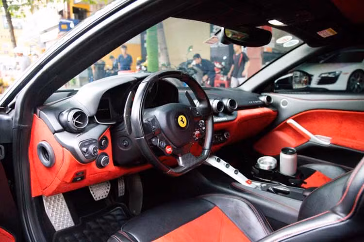 Được biết, tại Việt Nam chỉ có đúng 5 chiếc siêu xe Ferrari F12 Berlinetta xuất hiện, 4 trong số đó sơn màu đỏ Rosso Corsa, chỉ có duy nhất 1 xe mang màu trắng. Không chỉ ít chạy, chiếc xe Ferrari F12 Berlinetta này còn có bộ áo và độ mới của nội thất hơn hẳn 4 xe còn lại.