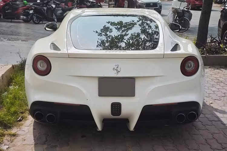 Siêu xe F12 Berlinetta mới bàn giao cho ông Đặng Lê Nguyên Vũ sử dụng động cơ V12, dung tích 6.3 lít, hút khí tự nhiên, chính là 1 trong các siêu xe Ferrari có động cơ hút khí tự nhiên mạnh nhất, xe có thể sản sinh ra công suất tối đa 730 mã lực và mô-men xoắn cực đại 690 Nm.