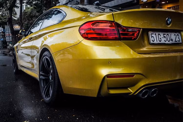 Bên hông xe của BMW M4 F82 được tích hợp thêm 2 mang cá đẹp mắt, ngoài ra, còn phải kể đến bộ mâm 5 chấu kép mang mã 437M với kích thước 19 inch. Cản va sau của BMW M4 cũng được thiết kế lại thể thao hơn, đi kèm là cặp ống xả kép nằm đối xứng 2 bên. Phía trên đèn hậu của xe là logo M4.