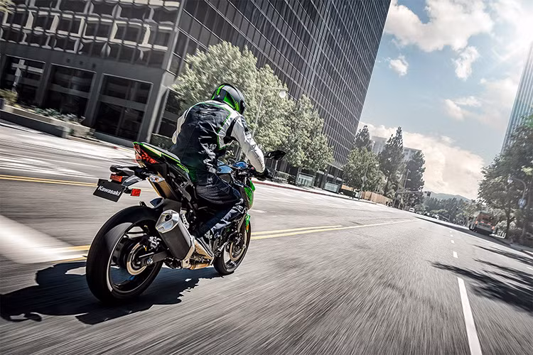 Có kích thước chỉ ngang với máy 300cc cũ, nhưng động cơ mới trên Kawasaki Z400 nhẹ hơn 1kg, đồng thời đóng vai trò là cơ cấu chịu lực cùng với khung xe. Nhờ đó, trọng lượng ướt của chiếc naked-bike mới này sẽ được giảm xuống chỉ còn 167kg.