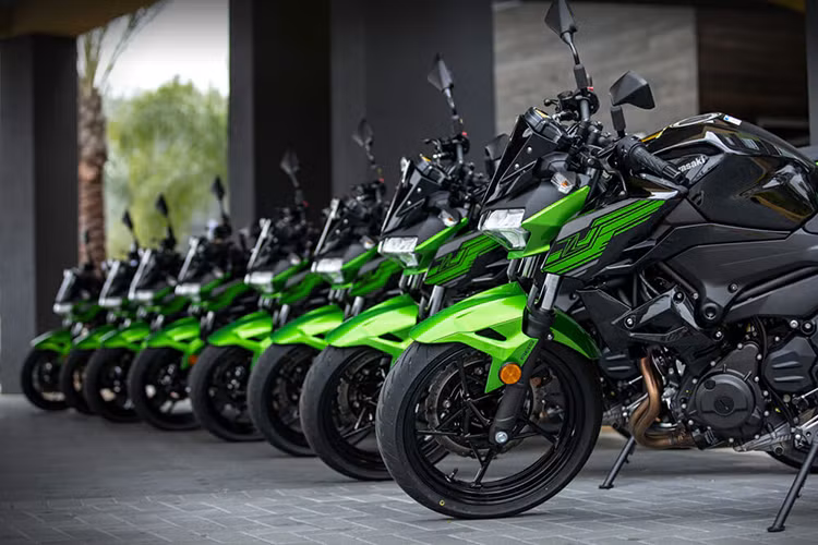 Về cơ bản, Kawasaki Z400 phiên bản mới này chính là một chiếc sportbike Ninja 400 mang kiểu dáng naked-bike, khi 2 mẫu xe này thậm chí còn sở hữu phần thân y hệt nhau. Tuy nhiên thay vì bộ quây bao toàn bộ phần đầu, Z400 sở hữu phần đầu nhỏ gọn hơn nhiều.