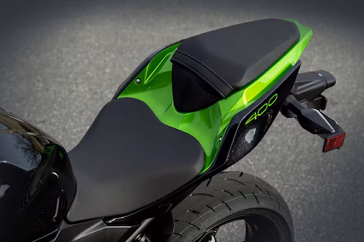 Hướng tới những người mới chơi môtô, Z400 có tư thế ngồi thoải mái. Không chỉ có ghi đông cao, chiếc xe còn có yên với chiều cao chỉ 786mm và chiều rộng giảm 30mm so với Z300 cũ, dẫn tới tư thế ngồi thoải mái và có thể chống chân xuống đất dễ dàng với nhiều khổ người khác nhau.