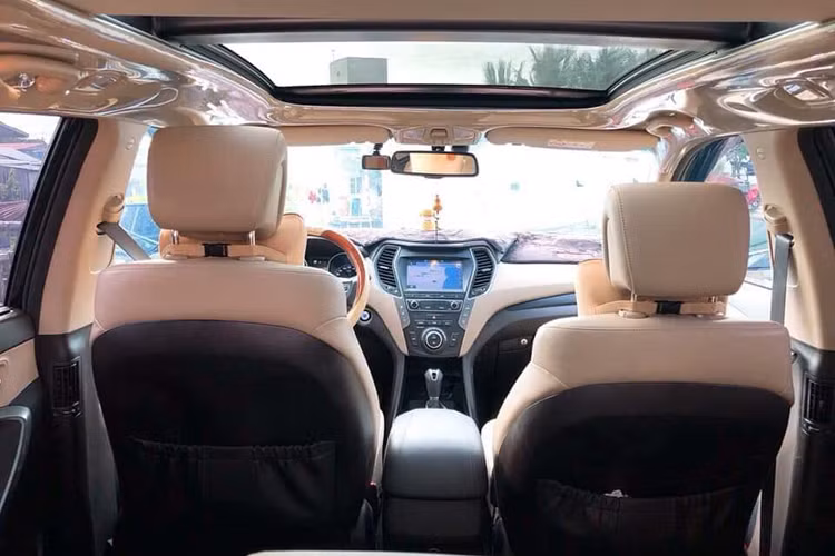 Thế hệ SantaFe 2018 phiên bản tiêu chuẩn cũng được trang bị cửa sau đóng mở bằng điện điều khiển từ xa. Các trang bị trên SantaFe gồm phanh tay điện tử, cửa sổ trời panorama, hệ thống âm thanh 6 loa, dàn lạnh riêng cho hàng ghế thứ 3, chìa khóa thông minh cùng khởi động nút bấm.