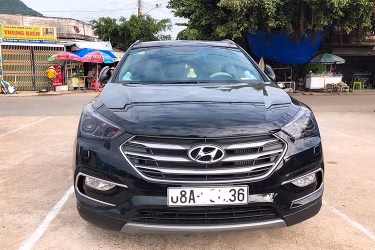 Đáng chú ý, trên thị trường ôtô có những chiếc Hyundai SantaFe đời cũ được chào bán khá cao, đắt ngang hoặc thậm chí còn hơn cả một chiếc xe mới cùng đời tại các showroom chính hãng. Trong ảnh là một chiếc Hyundai SantaFe 2.2 CRDi 4WD sản xuất năm 2018 được chủ nhân chào bán với mức giá hơn 1,2 tỷ đồng sau gần một năm sử dụng.