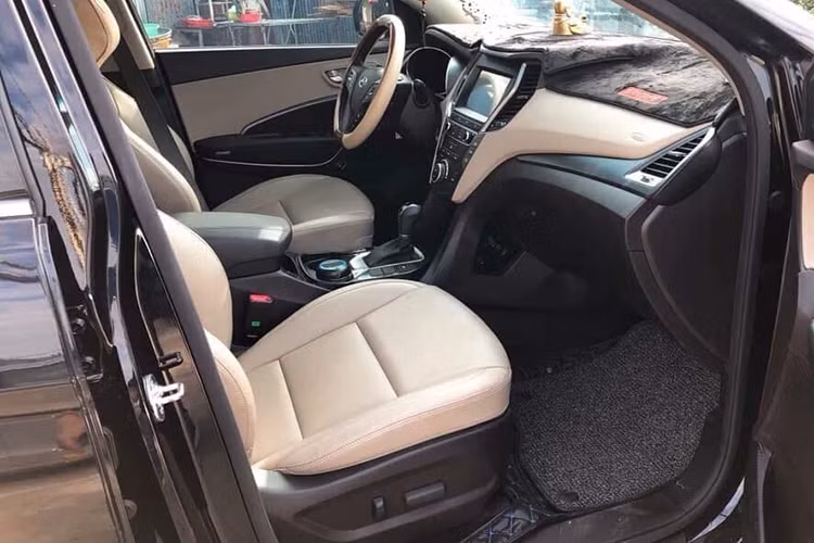 Hyundai SantaFe được trang bị hệ thống Drive Mode gồm 3 chế độ: Eco (tiết kiệm) – Normal (thông thường) – Sport (thể thao), hệ thống sẽ trực tiếp can thiệp vào các hệ thống truyền động của xe: vô lăng, hộp số, chân ga,…nhằm tạo ra sự khác biệt về cảm giác lái cũng như khả năng hoạt động của xe, giúp xe vận hành tối ưu nhất trong từng điều kiện vận hành cụ thể.