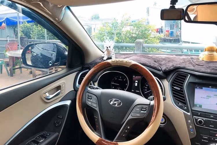 Hệ thống thông tin giải trí trên SUV SantaFe với màn hình DVD 8 inch tích hợp camera lùi cùng bản đồ dẫn đường chính hãng được phát triển dành riêng cho thị trường Việt Nam, hệ thống này cũng có khả năng cập nhật thông qua cổng USB tích hợp ngay sát màn hình và bệ tay.