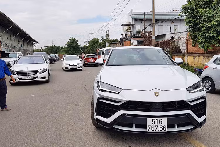 Sau 2 tháng kể từ khi cập bến Việt Nam, siêu SUV Lamborghini Urus của doanh nhân Phạm Trần Nhật Minh hay còn được giới chơi xe gọi với cái tên - Minh Nhựa đã chính thức được đăng kiểm ra biển số để lăn bánh.