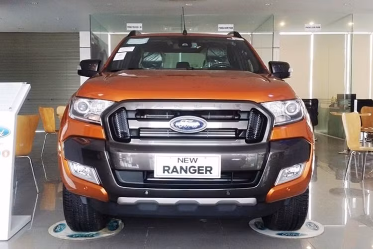Trong khi đó, duy nhất phiên bản XLS 2.2L – 4x2AT sản xuất năm 2019 buộc khách hàng phải tốn thêm gói phụ kiện trị giá 40 triệu đồng. Các phiên bản còn lại của mẫu bán tải này được giữ nguyên giá, trong đó phiên bản XLT 2.2L 4x4 AT được tặng phụ kiện bao gồm nắp thùng thấp, bảo hiểm.