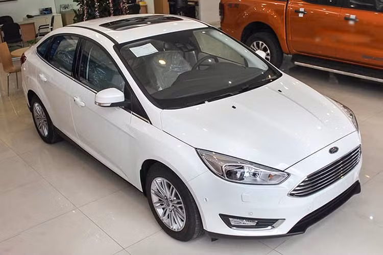 Hai phiên bản của mẫu xe Ford Focus bao gồm 1.5L Trend 4 cửa và 1.5L Titanium 4 cửa có mức giảm giá lần lượt là 41 và 45 triệu đồng. Trong khi đó phiên bản 1.5 Trend 5 cửa giữ nguyên giá bán niêm yết.