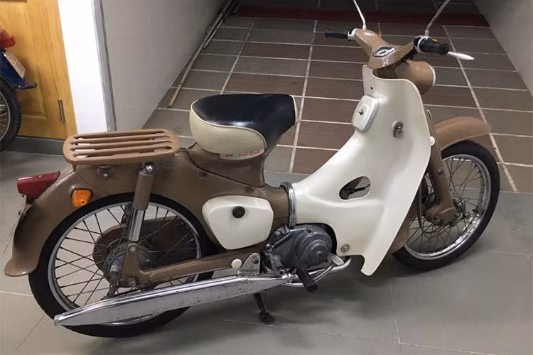 Những chiếc Super Cub cùng các thế hệ tiếp theo của hãng xe máy Nhật Bản hiện đang có mặt ở khắp mọi nẻo đường đất nước Việt Nam, tuy nhiên thế hệ Honda Super Cub đầu tiên vẫn là "hàng hiếm" do có tuổi đời lên tới hơn 50 năm. Chính vì vậy mỗi khi xuất hiện chiếc xe đời đầu này luôn thu hút được sự chú ý của những người yêu xe máy Honda.