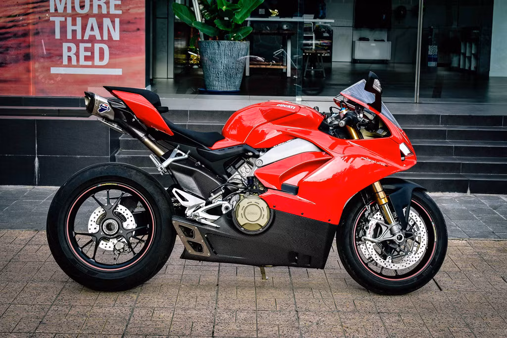 Động cơ của Ducati Panigale V4S là loại Desmosedici Stradale 4 xi-lanh góc chữ V 90 độ, với 4 van trên mỗi xi-lanh, làm mát bằng dung dịch. Khối động cơ này có dung tích 1.103 cc, sản sinh công suất lên tới 214 mã lực tại 13.000 vòng/phút và mô-men xoắn cực đại 124 Nm tại 10.000 vòng/phút.