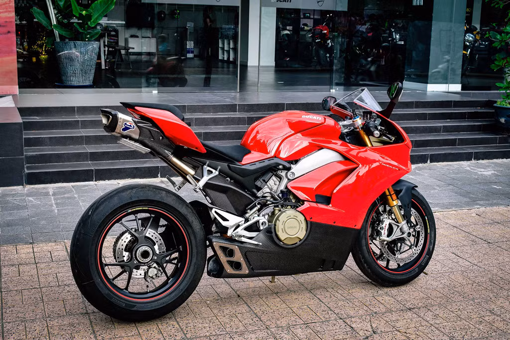 Sau khi về tay chủ nhân mới, chiếc siêu môtô Ducati Panigale V4S đầu tiên Việt Nam được độ lên cụm ống xả Termignoni "full system" trị giá gần 200 triệu đồng. Phần ống xả chính có thiết kế lục giác chia làm 2 lỗ được thiết kế hầm hố và cho ra âm thanh hay hơn.