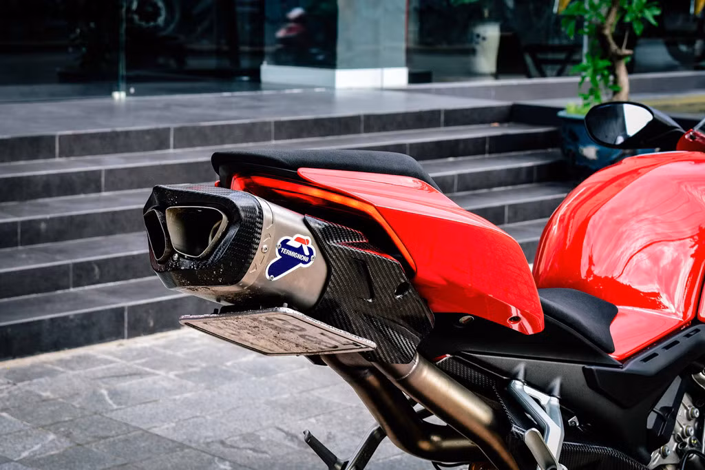 Bên dưới gầm có 2 ống xả phụ. Toàn bộ phần ốp lườn dưới làm bằng vật liệu carbon, được thiết kế lại để phù hợp với ống xả mới. Ốp carbon có trọng lượng nhẹ, giúp bảo vệ các chi tiết tránh khỏi nhiệt độ cao tỏa ra từ động cơ.