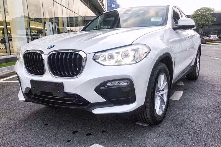 Hiện chưa rõ giá xe BMW X4 xDrive20d M Sport 2019 mà ông Park được tặng tại Hàn Quốc. Trong khi đó, BMW X4 xDrive20i 2019 phân phối chính hãng mới cập cảng Việt Nam cách đây không lâu được báo giá khởi điểm 2,959 tỷ đồng (Ảnh: xe BMW X4 2019 tại Việt Nam).