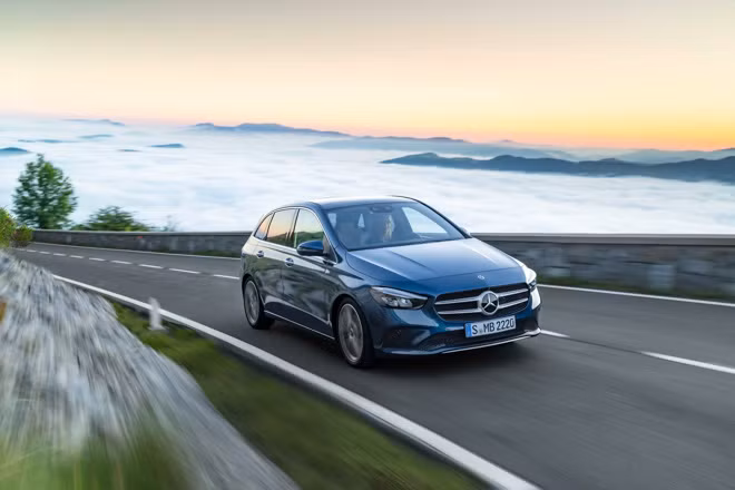 Về động cơ, Mercedes-Benz B-Class có khá nhiều tuỳ chọn: hai động cơ xăng 1.3L cho công suất 134 mã lực và 161 mã lực. Động cơ dầu 2.0L sẽ cho hai mức công suất là 148 mã lực và 190 mã lực. Các tuỳ chọn động cơ sẽ đi cùng hộp số tự động ly hợp kép 8 cấp và hệ truyền động bốn bánh 4Matic. Giá xe Mercedes-Benz B-Class 2019 sẽ được công bố chính thức vào đầu tháng 12/2018.