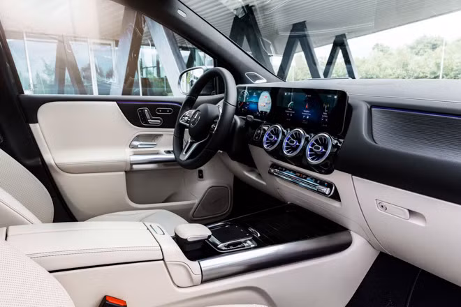 B-Class cũng sẽ sở hữu hệ thống thông tin giải trí MBUX thừa hưởng từ dòng A-Class vừa ra mắt và có thể truy cập dễ dàng vào các tính năng mới thông qua màn hình cảm ứng tiêu chuẩn trên xe. Một số chức năng đáng chú ý như là: điều khiển bằng giọng nói, tương tác thực tế ảo (AR), màn hình hiển thị kính lái (tùy chọn)...