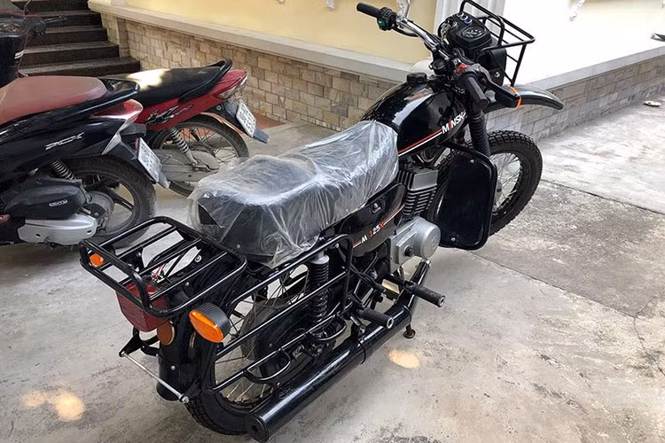 Xe sử dụng hệ thống phanh tang trống trước sau 150 mm, và có trọng lượng khô 120 kg, tốc độ cao nhất 90 km/h. Bình xăng dung tích 11 lít.