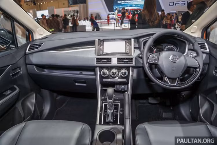 Tương tự ngoại thất, thiết kế nội thất của mẫu xe MPV Nissan Livina 2019 cũng khiến những ai từng lái Mitsubishi Xpander cảm thấy quen thuộc. Xe có những trang bị nội thất đáng chú ý như màn hình cảm ứng với kích thước 7 inch, tương thích Apple CarPlay và Android Auto vốn không hề được trang bị cho Mitsubishi Xpander.