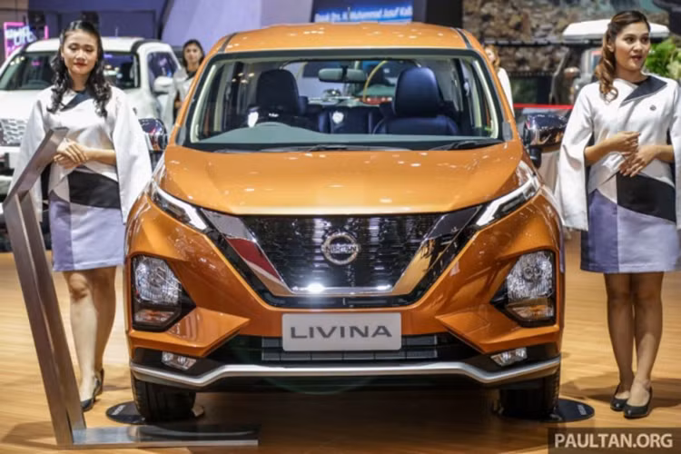 So với Mitsubishi Xpander, Nissan Livina 2019 mới dài hơn và thấp hơn trong khi chiều rộng tương đương. Cụ thể, mẫu xe này sở hữu kích thước cụ thể bao gồm chiều dài 4.510 mm, rộng 1.750 mm và cao 1.695 mm. Xe được trang bị dải đèn LED định vị ban ngày được tách riêng và nằm trên cụm đèn pha chính. Bên dưới cụm đèn pha chính là đèn sương mù trước, tạo thành thiết kế 3 tầng.