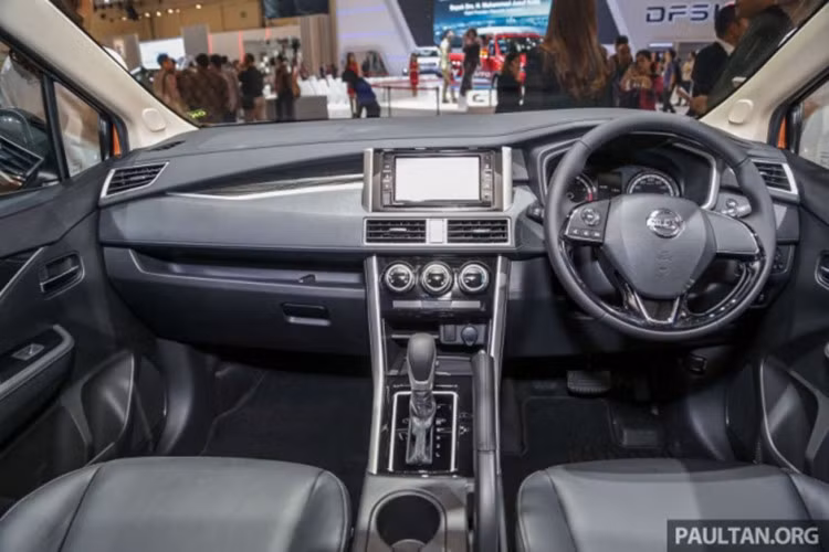 Nội thất bên trong xe cũng có nhiều điểm tương đồng với Mitsubishi Xpander. Tuy nhiên, Nissan Livina 2019 lại nổi bật hơn “người anh” của mình với những trang bị đáng chú ý như màn hình cảm ứng với kích thước 7 inch, tương thích Apple CarPlay và Android Auto vốn không hề được trang bị cho Mitsubishi Xpander.