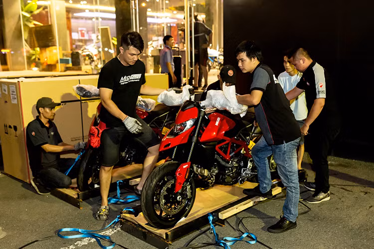 Như Kiến Thức đã đưa tin, vào hồi tháng 2/2019 - Ducati Việt Nam đưa ra một thông tin về mẫu xe đình đám Ducati Hypermotard 950 2019 về thị trường môtô Việt, đã khiến cho người hâm mộ phải háo hức. Mới đây, loạt xe môtô đa dụng thương hiệu Ý hoàn toàn mới này đã chính thức cập bến đại lý chính hãng Ducati tại TP HCM.