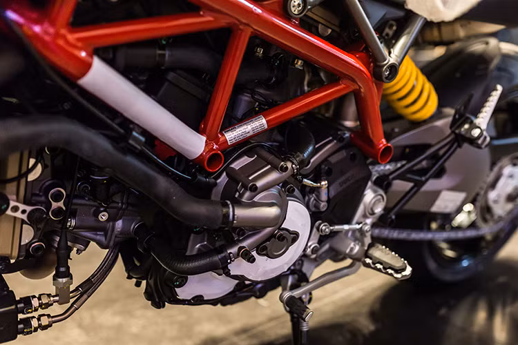 Ducati Hypermotard 950 2019 được trang bị bộ ECU thông minh với 3 chế độ lái gồm Sport: Chế độ lái với công suất mạnh mẽ nhất 114 mã lực; Touring: Sức mạnh của động cơ được điều tiết lại qua hệ thống điện tử; Urban: Chế độ sử dụng hằng ngày trong thành phố với sức mạnh vừa phải và tiết kiệm nhiên liệu nhất.
