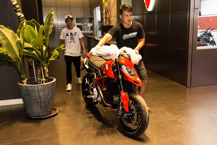 Ducati Việt Nam dự tính sẽ được giới thiệu với 2 phiên bản chính gồm: Hypermotard 950 và Hypermotard 950 SP. Mẫu xe này được nhập khẩu từ phía nhà máy Ducati tại Thái Lan. Mức giá Ducati Hypermotard 950 chính hãng theo tìm hiểu sẽ bán ra khoảng 460 triệu đồng.