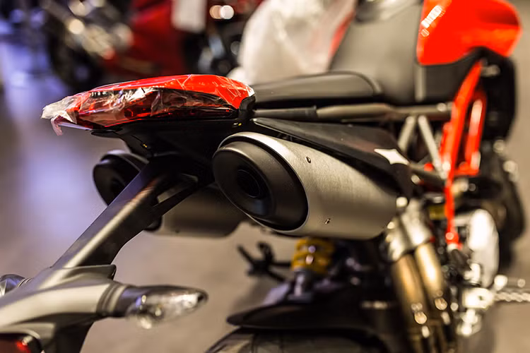 Ngoài ra, trên phiên bản Ducati Hypermotard 950 SP mới, chiếc xe sẽ được trang bị hệ thống Quick Shift hiện đại hơn với khả năng hỗ trợ sang số 2 chiều chứ không phải 1 chiều lên số như phiên bản thường.