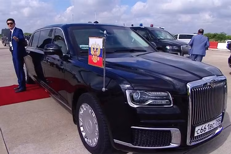 Tại hội nghị thượng đỉnh G20, Tổng thống Nga Vladimir Putin đã mang mẫu siêu limousine Aurus mới của mình với Buenos Aires, Argentina. Đây là một cơ hội bán hàng của người Nga dành cho những chính khách và lãnh đạo nước ngoài, họ có thể ngắm và trải nghiệm siêu sedan này trước khi nghĩ đến việc có nên trang bị hay không.