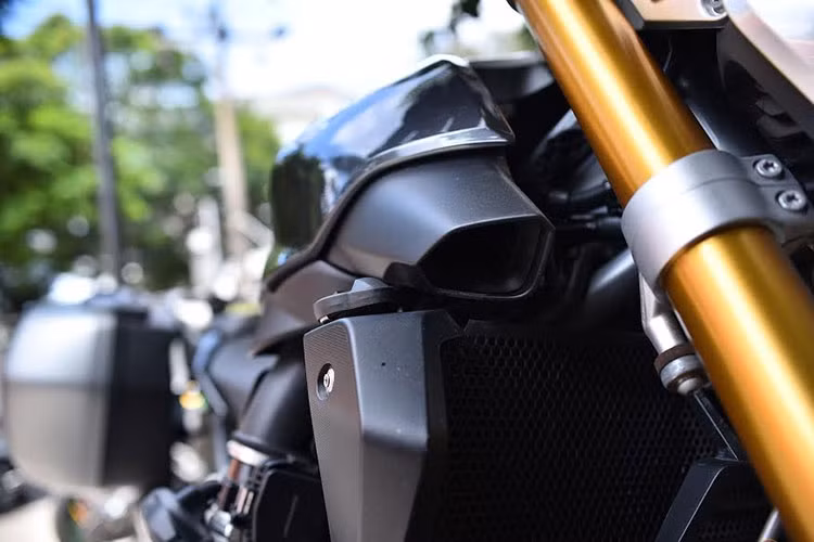  BMW R1200R bản sport được trang bị hệ thống DDC (giảm xóc điện tử), có thể dễ dàng nhận thấy hệ thống này thông qua cặp phuộc trước up-side-down màu vàng. Vành xe hợp kim 17 inch một gắp sau đặc trưng với thông số lốp trước 120/70 và lốp sau 180/55.