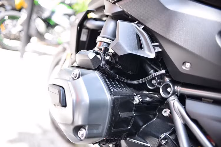 R1200R sử dụng hộp số 6 tốc độ kết hợp với hệ truyền động dạng trục các đăng (khác với truyền động xích như phần lớn các mẫu môtô khác).