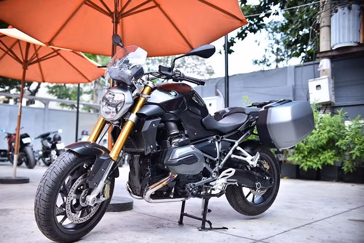  Naked-bike BMW R1200R phiên bản mới sở hữu ngoại hình hầm hố và cực kì cơ bắp với ghi đông cao thoáng. Mẫu xế cơ bắp nhà BMW tại Việt Nam là phiên bản Sport. Xe sở hữu kích thước dài, rộng, cao tương ứng (2.165 x 880 x 1.300)mm, chiều dài cơ sở 1.515 mm.