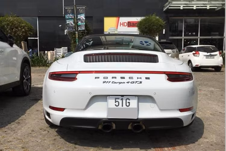 Các option trên chiếc xe Porsche 911 Targa 4 GTS đời 2018 mang biển kiểm soát tại Sài thành khá nhiều, trong đó, một số trang bị đáng chú ý có thể kể đến là ốp carbon ở vỏ gương, vô lăng hay bệ cần số. Chưa hết, bộ áo của xe cũng là hàng tuyển chọn với màu sơn Carrara White Metallic có giá 67,9 triệu đồng.